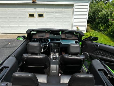 Used 2013 Ford Mustang Premium RWD image 5