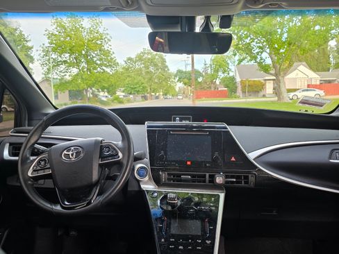 Used 2016 Toyota Mirai FWD image 5