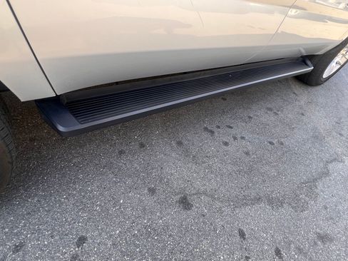 Used 2016 Chevrolet Suburban LT image 18