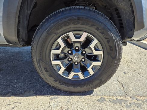 Used 2020 Toyota Tacoma TRD Off-Road w/ Technology Package image 6