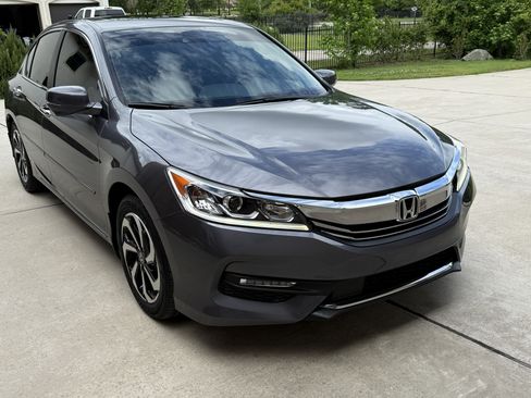 Used 2017 Honda Accord EX image 4