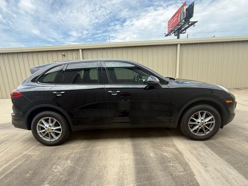 Used 2017 Porsche Cayenne AWD/4WD image 2