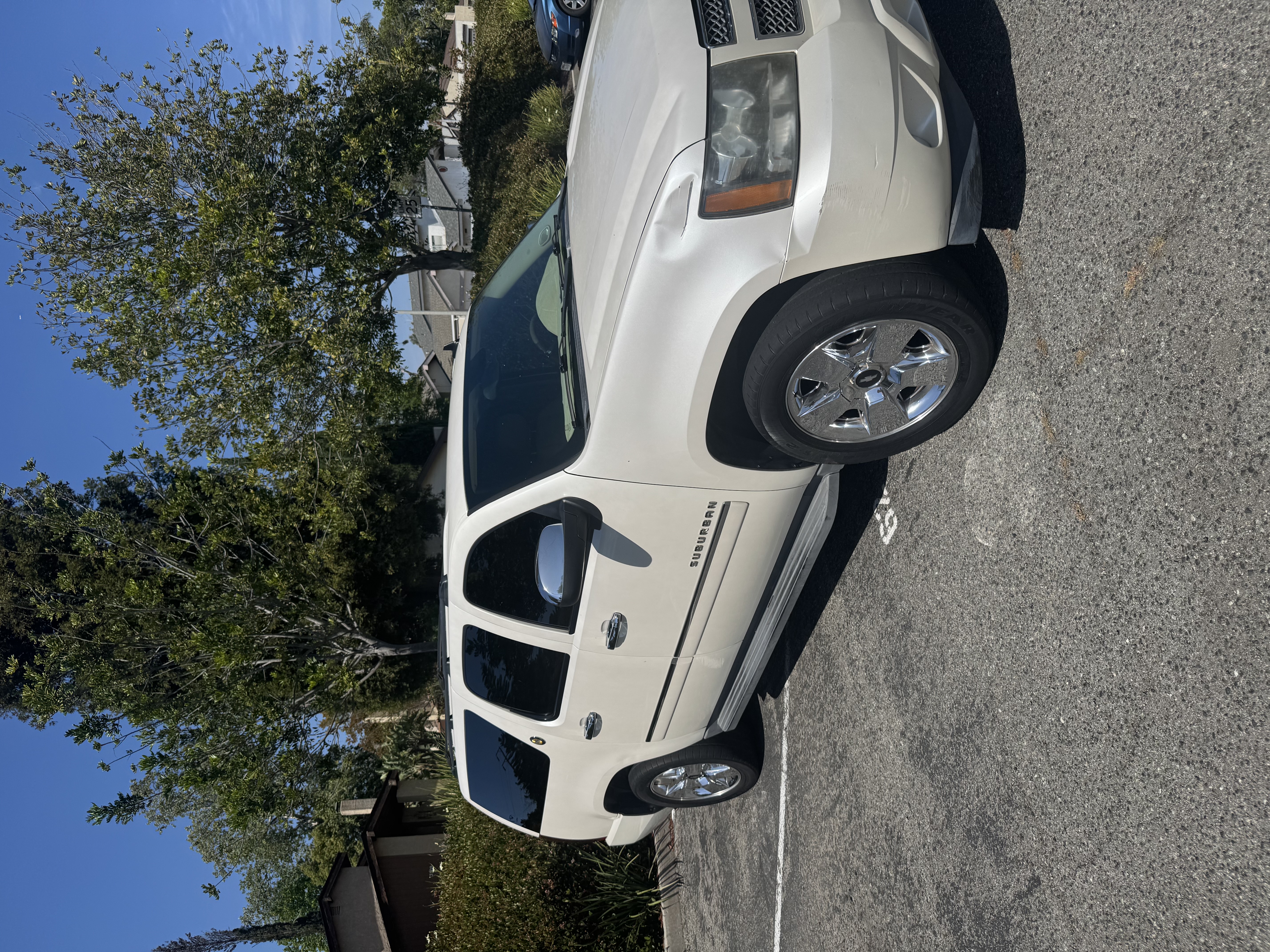 Used 2010 Chevrolet Suburban LTZ RWD image 4