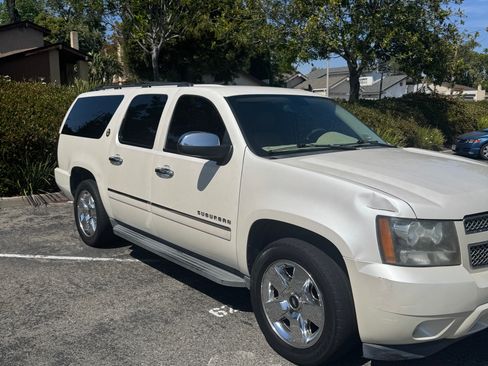 Used 2010 Chevrolet Suburban LTZ RWD image 4