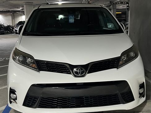 Used 2018 Toyota Sienna SE w/ SE Preferred Package image 19