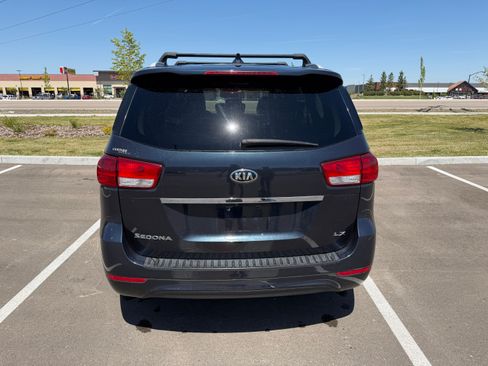 Used 2015 Kia Sedona LX w/ LX Convenience Package FWD image 11