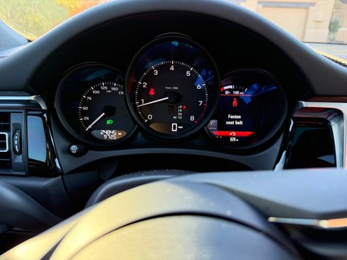 Used 2024 Porsche Macan image 12