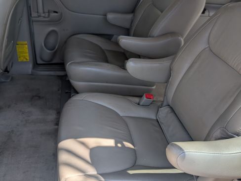 Used 2010 Toyota Sienna LE image 5