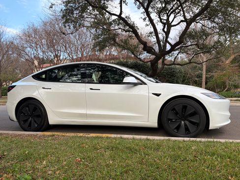 Used 2024 Tesla Model 3 Standard Range image 4