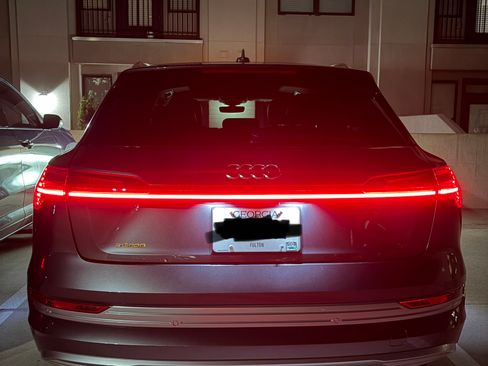 Used 2019 Audi e-tron Prestige w/ Prestige Package AWD/4WD image 8