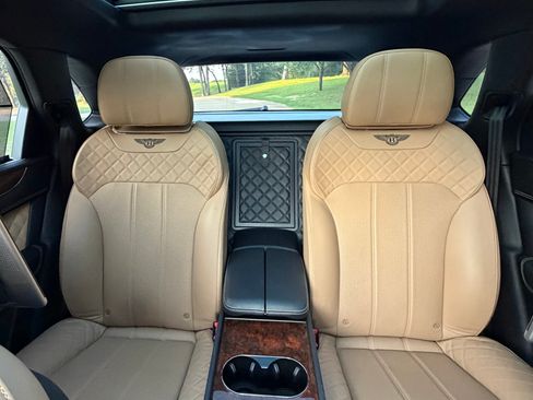 Used 2017 Bentley Bentayga AWD/4WD image 22