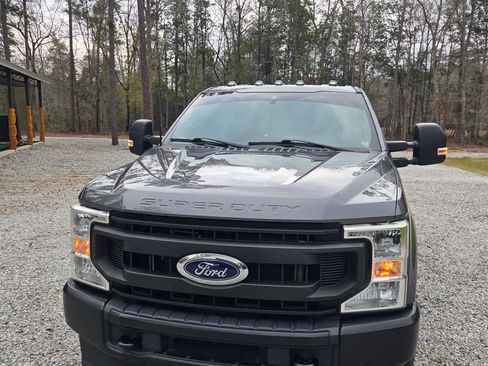 Used 2022 Ford F250 XL w/ Power Equipment Group image 9