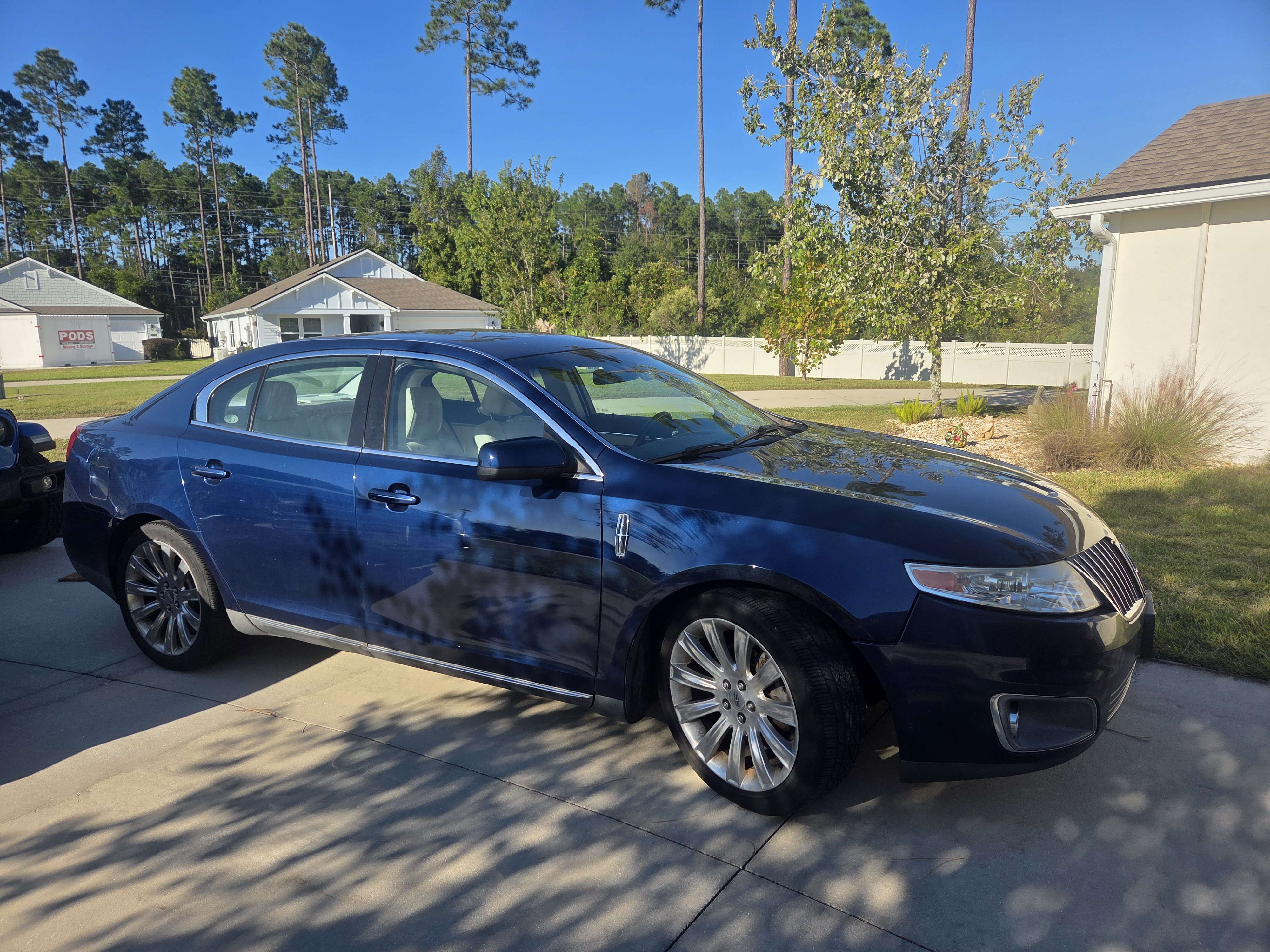 Used 2012 Lincoln MKS FWD image 1