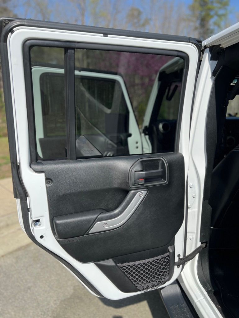 Used 2018 Jeep Wrangler Unlimited Sahara w/ Connectivity Group AWD/4WD image 21