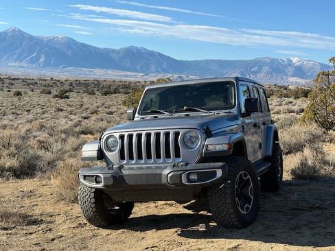 Used 2019 Jeep Wrangler Unlimited Sahara image 2