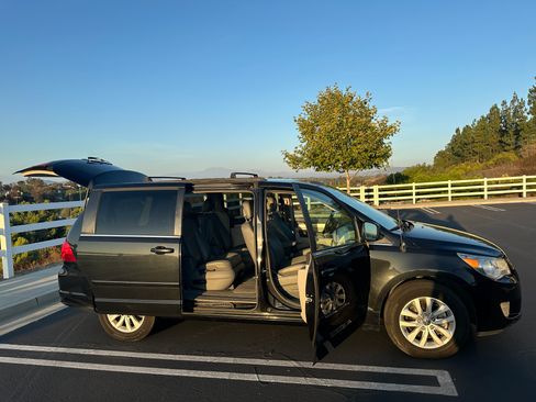 Used 2012 Volkswagen Routan SE image 8