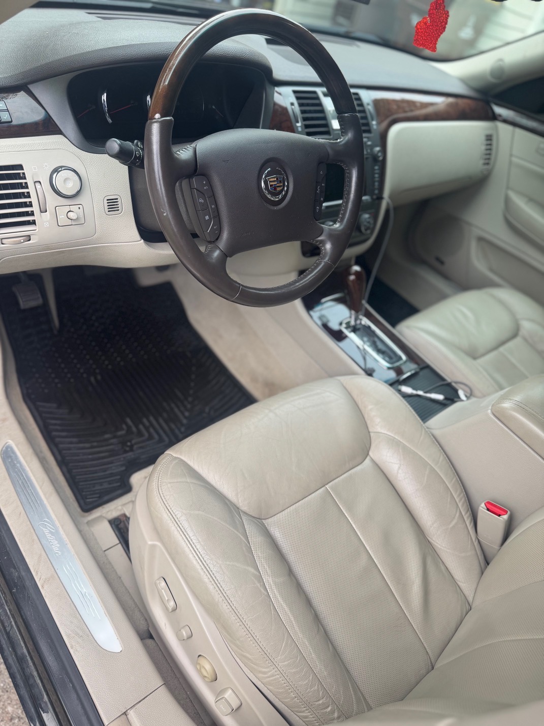 Used 2011 Cadillac DTS Premium w/ Driver Awareness Package FWD image 6