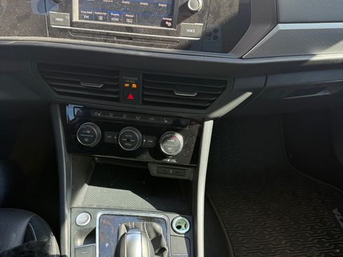 Used 2021 Volkswagen Jetta SE w/ SE Cold Weather Package image 10