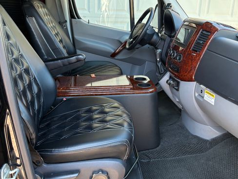 Used 2014 Mercedes-Benz Sprinter 2500 image 8