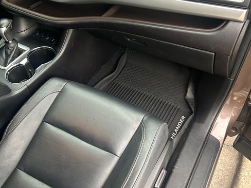 Used 2018 Toyota Highlander XLE AWD/4WD image 23