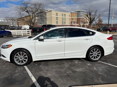 Used 2017 Ford Fusion SE w/ Fusion SE Technology Package image 1