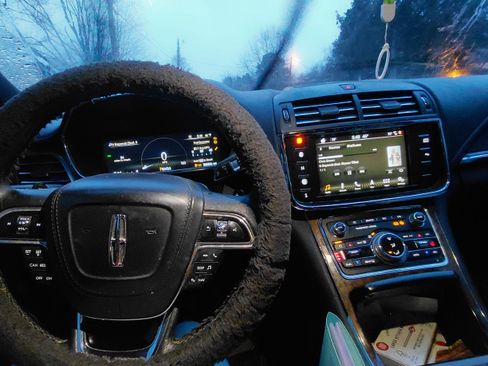 Used 2018 Lincoln Continental AWD w/ Equipment Group 500A image 4