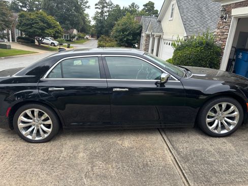 Used 2020 Chrysler 300 Limited RWD image 4