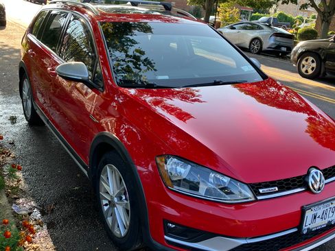 Used 2017 Volkswagen Golf Alltrack SE image 1