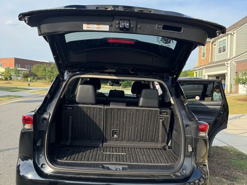 Used 2021 Toyota Highlander XLE AWD/4WD image 9