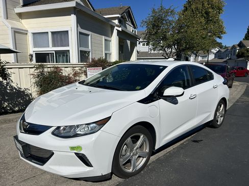 Used 2017 Chevrolet Volt LT w/ Comfort Package image 1