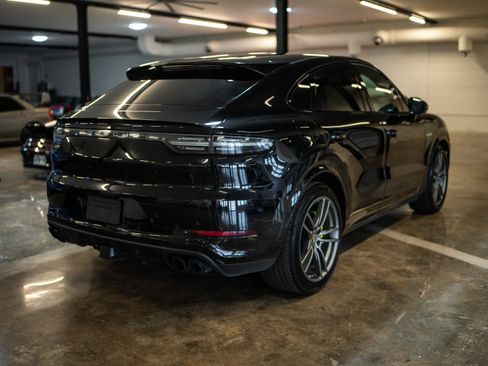 Used 2021 Porsche Cayenne Turbo S image 4