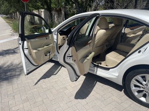 Used 2014 Lexus ES 300h w/ Luxury Package w/Bamboo Trim FWD image 9