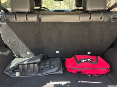 Used 2017 Jeep Wrangler Unlimited Sahara image 14