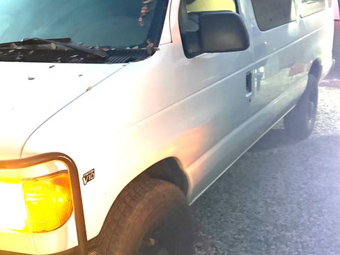 Used 2002 Ford E-350 and Econoline 350 Club Wagon image 10