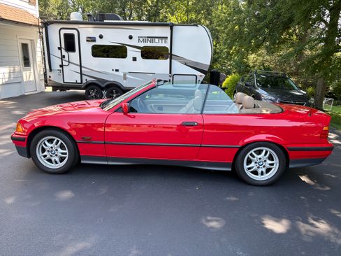 Used 1995 BMW 325i Convertible RWD image 11
