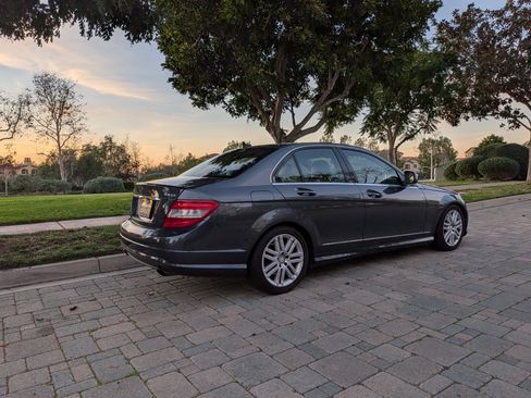 Used 2009 Mercedes-Benz C 300 4MATIC Sedan image 2