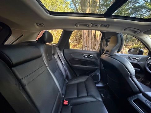 Used 2019 Volvo XC60 T5 Momentum w/ Premium Package AWD/4WD image 18