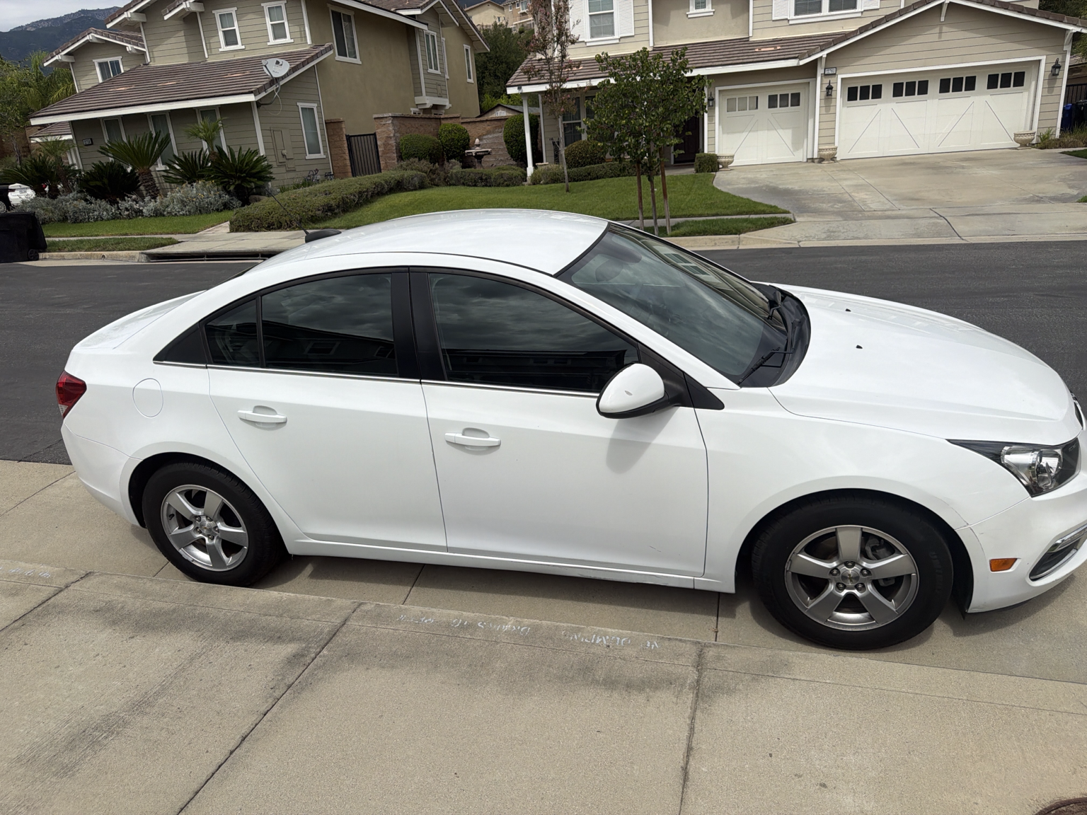 Used 2015 Chevrolet Cruze LT w/ Technology Package FWD image 2