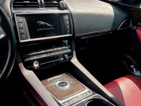 Used 2017 Jaguar F-PACE R-Sport image 2