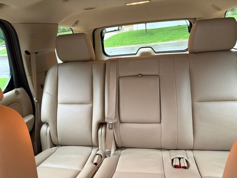 Used 2011 Cadillac Escalade Luxury AWD/4WD image 16