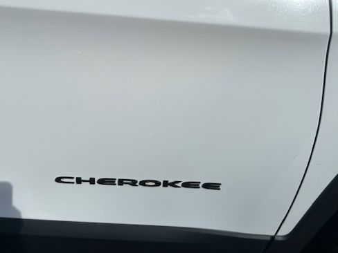 Used 2016 Jeep Cherokee Latitude image 8