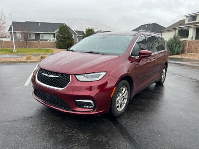 Used 2021 Chrysler Pacifica Touring w/ Uconnect Theater Family Group