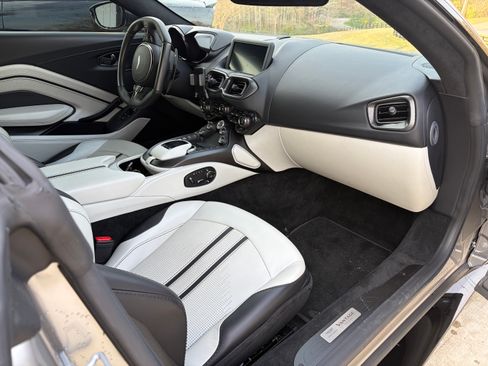 Used 2022 Aston Martin V8 Vantage Coupe image 15