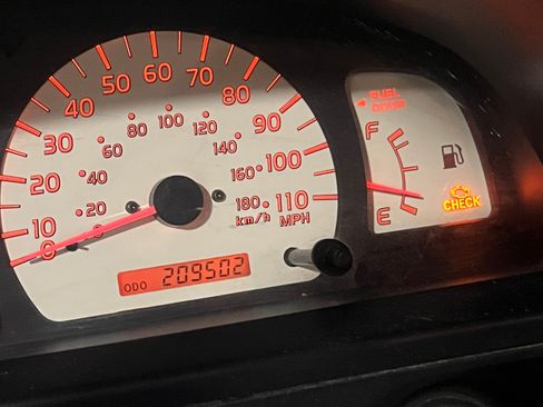 Used 2001 Toyota Tacoma Limited image 16