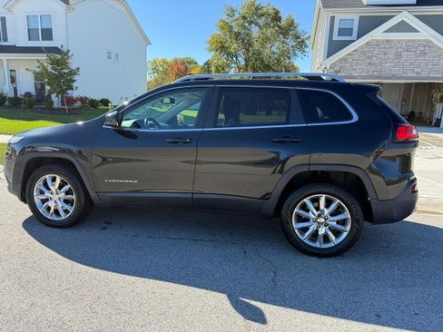 Used 2014 Jeep Cherokee Limited w/ Luxury Group AWD/4WD image 2