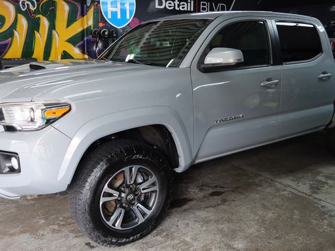 Used 2018 Toyota Tacoma TRD Sport AWD/4WD image 9