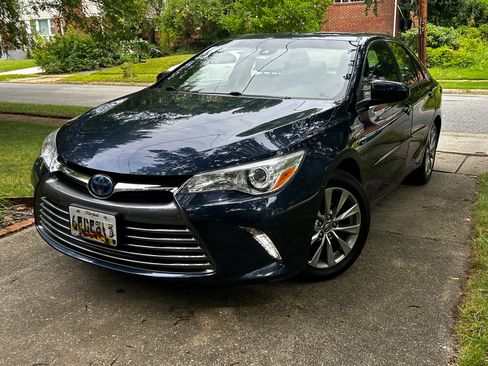 Used 2017 Toyota Camry XLE w/ Moonroof Package FWD image 1