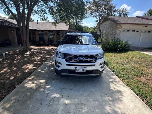 Used 2016 Ford Explorer XLT w/ Equipment Group 202A FWD image 2