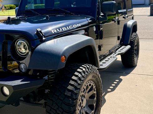 Used 2015 Jeep Wrangler Unlimited Rubicon w/ Connectivity Group AWD/4WD image 11