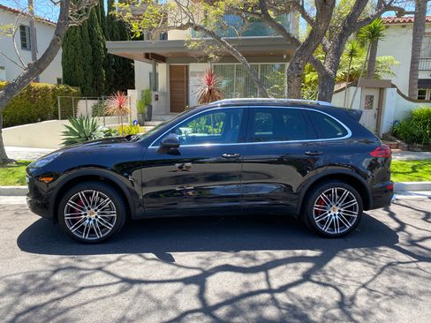 Used 2015 Porsche Cayenne Turbo image 4